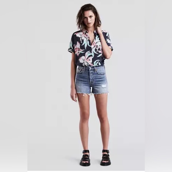 NWOT Levis Wedgie Fit Denim Jean Short Cutoff Raw Hem Distressed Womens Size 27 - Picture 2 of 12